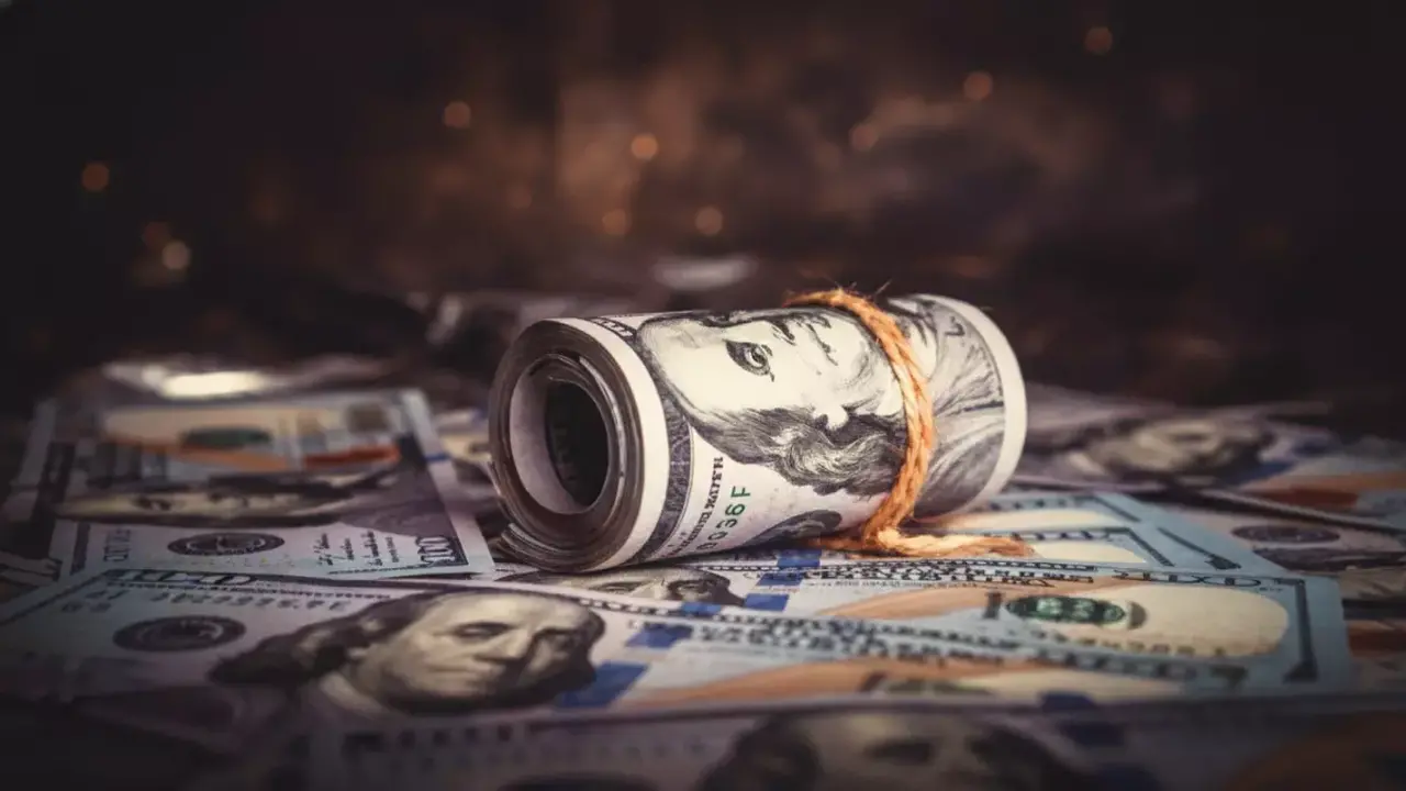 استقرار مفاجئ في أسعار صرف الريال اليمني أمام الدولار والسعودي هذا الخميس